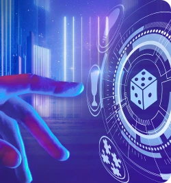 Mão tocando uma tela uma roleta com ícones de um dado, um troféu e peças de quebra-cabeça.