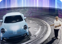 CEO da Pixit, Flávio Machado, em um metaverso ao lado de um carro em 3D.