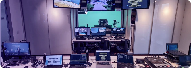 Nosso estúdio | Pixit Foto do estúdio da Pixit mostrando computadores, televisores e o estúdio de gravação.