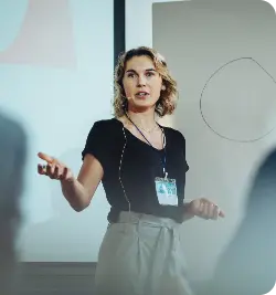 Mulher ministrando palestra.