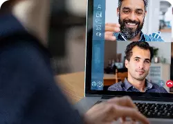 Tela de computador com duas pessoas em vídeo conferência.